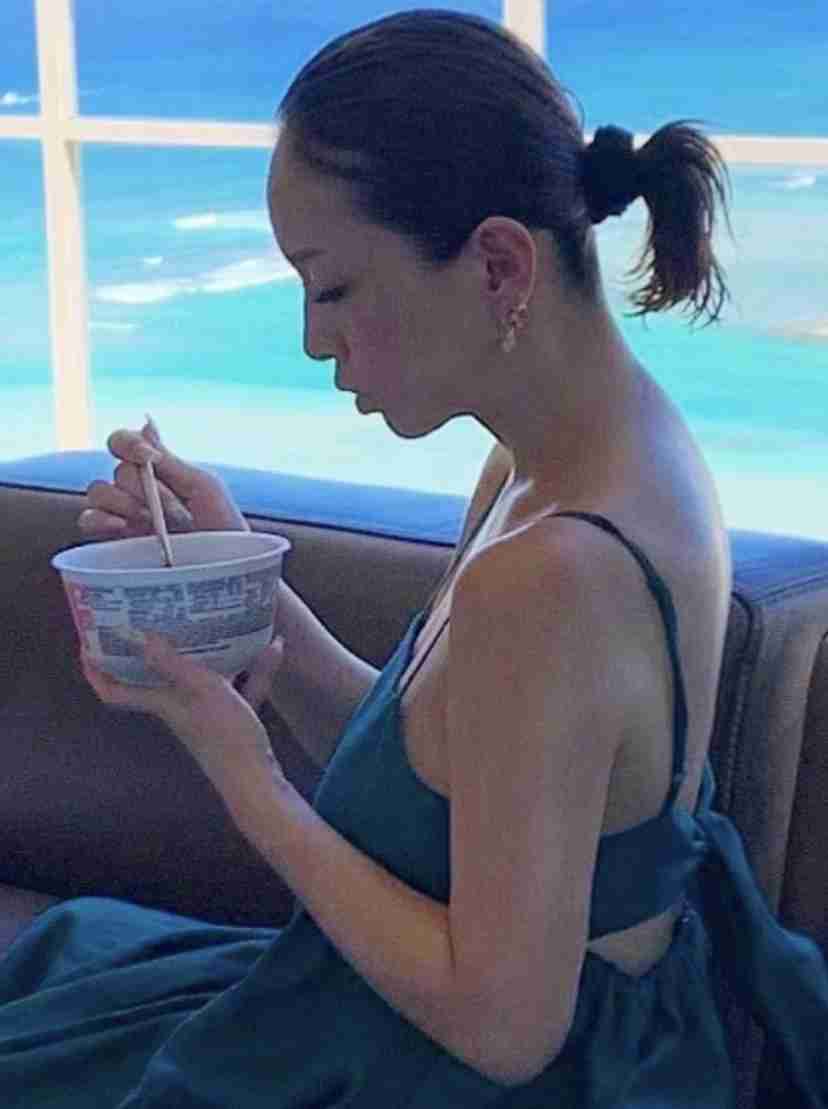 浜崎あゆみ、海外で「どん兵衛」食べるオフショットに反響「親近感わく」「笑った」