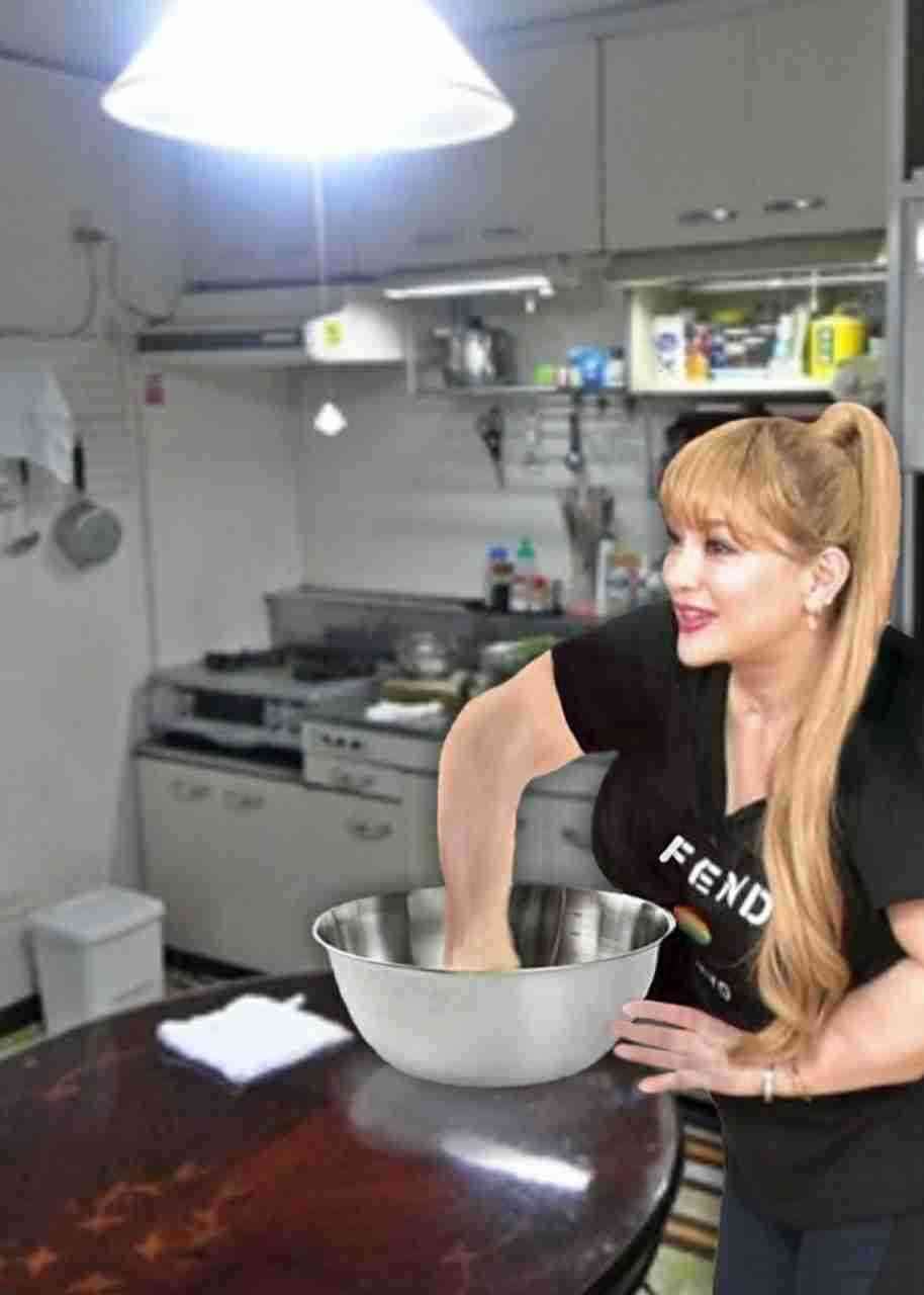 浜崎あゆみ、海外で「どん兵衛」食べるオフショットに反響「親近感わく」「笑った」
