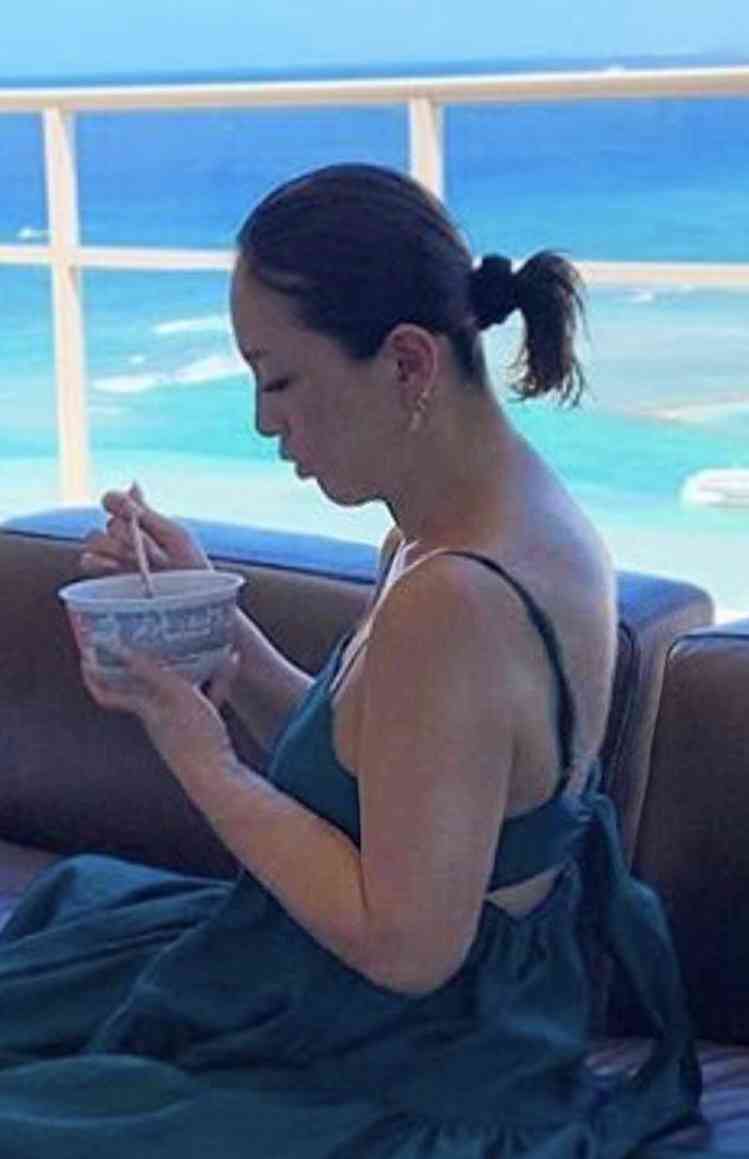 浜崎あゆみ、海外で「どん兵衛」食べるオフショットに反響「親近感わく」「笑った」