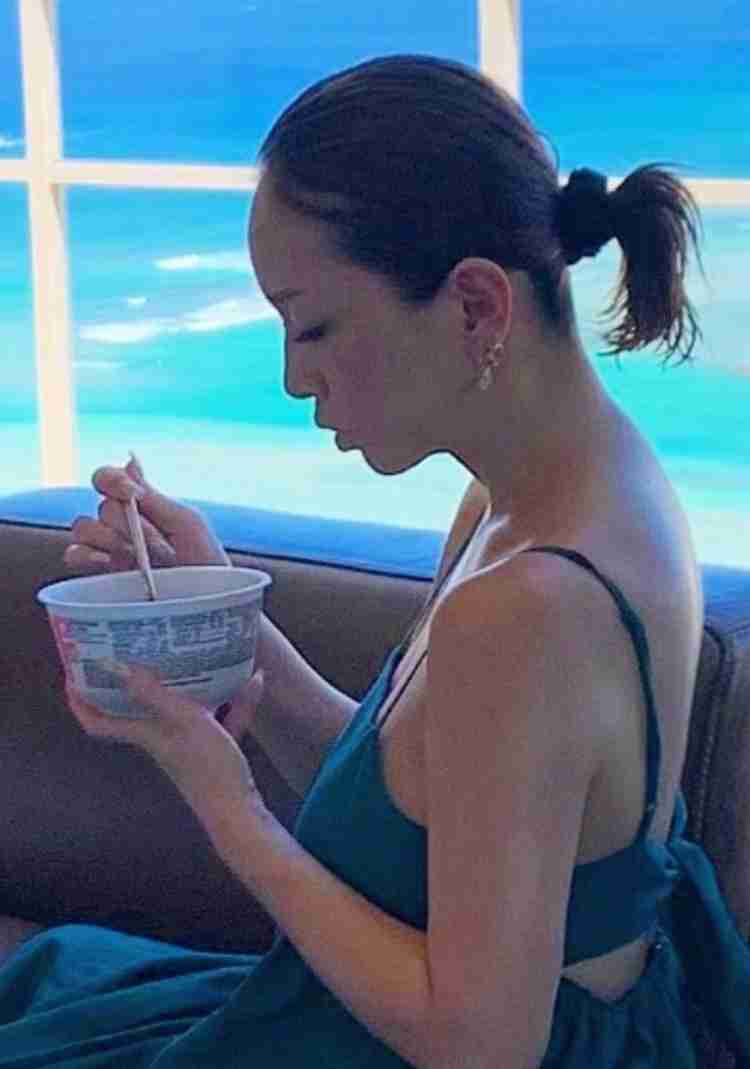 浜崎あゆみ、海外で「どん兵衛」食べるオフショットに反響「親近感わく」「笑った」