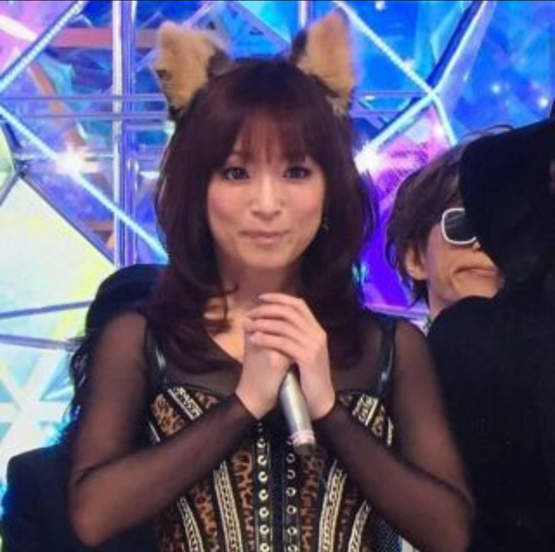 浜崎あゆみ、海外で「どん兵衛」食べるオフショットに反響「親近感わく」「笑った」