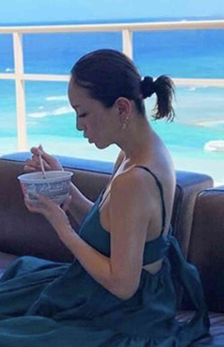 浜崎あゆみ、海外で「どん兵衛」食べるオフショットに反響「親近感わく」「笑った」