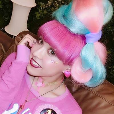 浜崎あゆみ、海外で「どん兵衛」食べるオフショットに反響「親近感わく」「笑った」