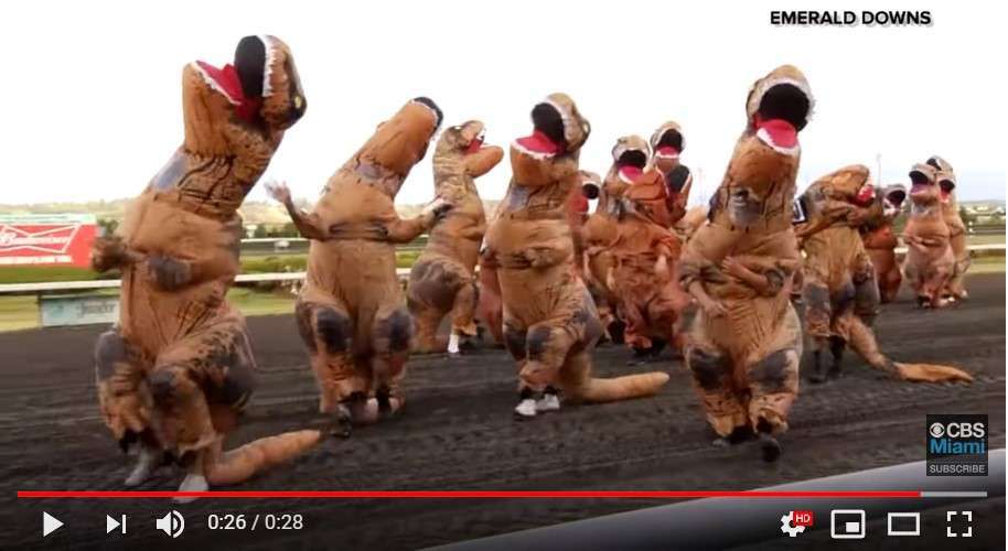 馬じゃなくてティラノサウルスが走る「T-rex Race」 フェイクっぽいけどリアルです