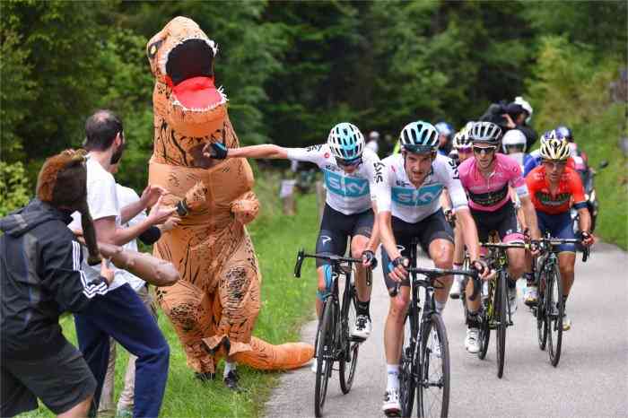 馬じゃなくてティラノサウルスが走る「T-rex Race」 フェイクっぽいけどリアルです