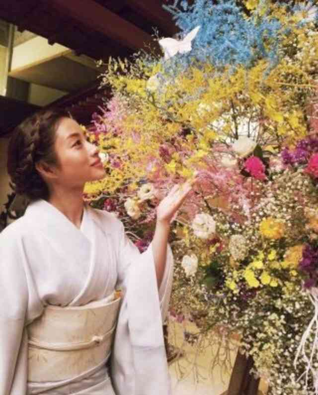 花や動物と一緒に写ってる芸能人写真