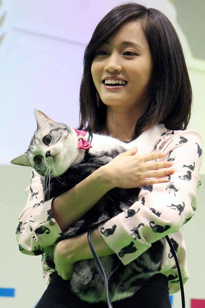 花や動物と一緒に写ってる芸能人写真