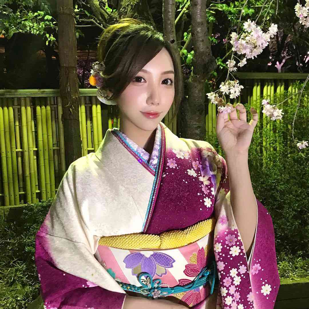 花や動物と一緒に写ってる芸能人写真