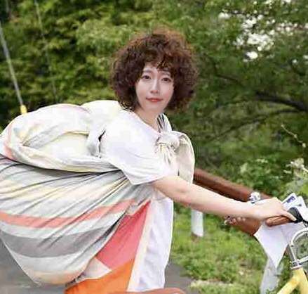 黒木華が役柄と同じもじゃもじゃの天然パーマヘアで登壇