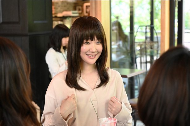 黒木華が役柄と同じもじゃもじゃの天然パーマヘアで登壇