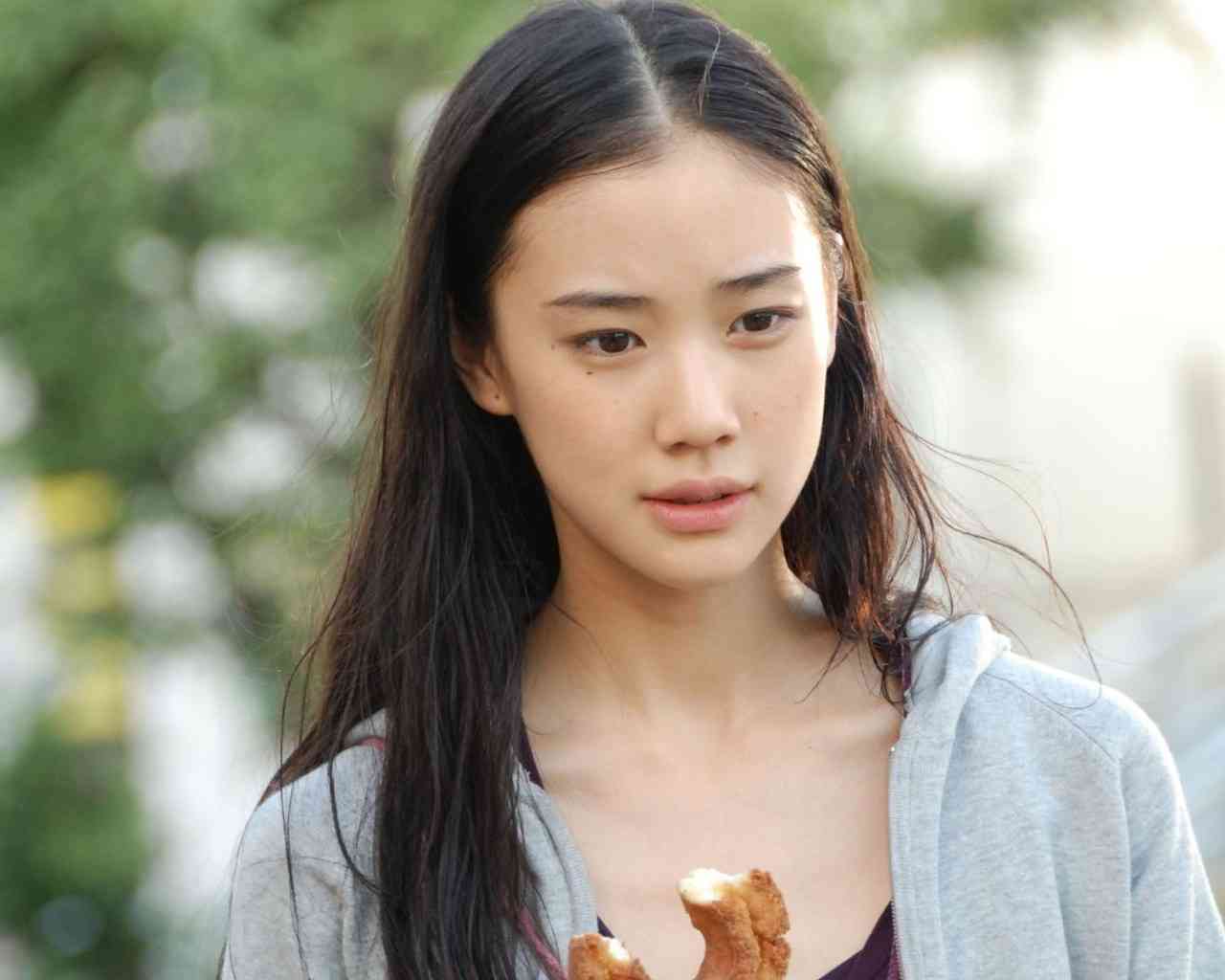 黒木華が役柄と同じもじゃもじゃの天然パーマヘアで登壇