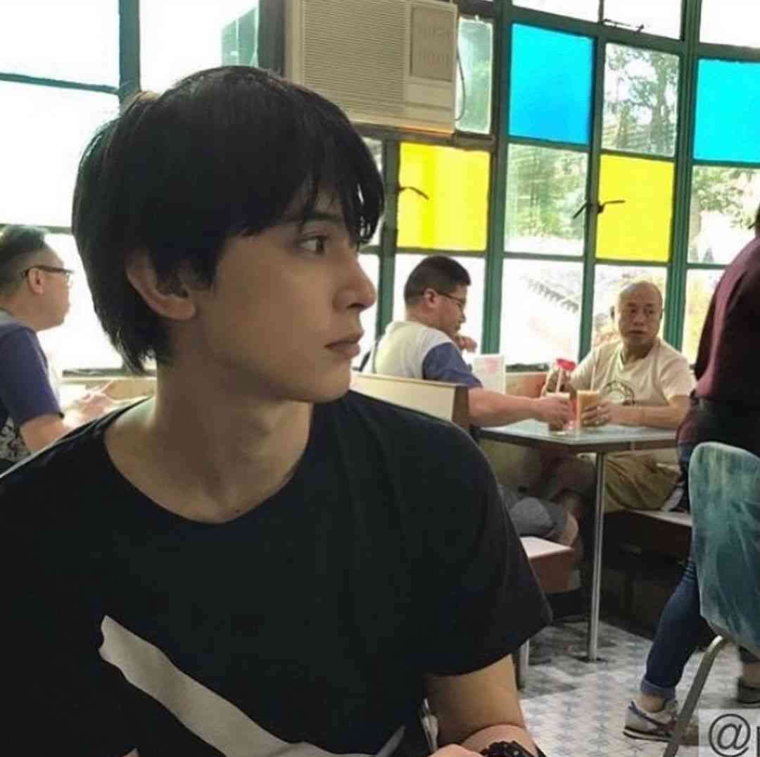 吉沢亮、オフ感たっぷり髭ショットが話題 愛希れいかインスタに登場