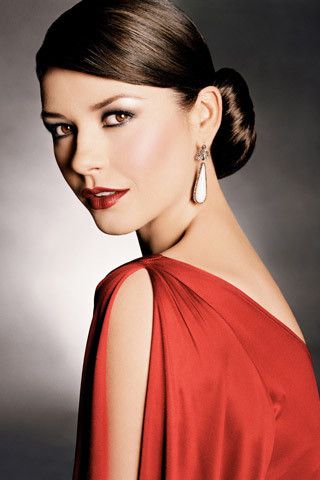 キャサリン・ゼタ=ジョーンズ激似のイケメン息子、性格も最高!スーツで母親をサポート