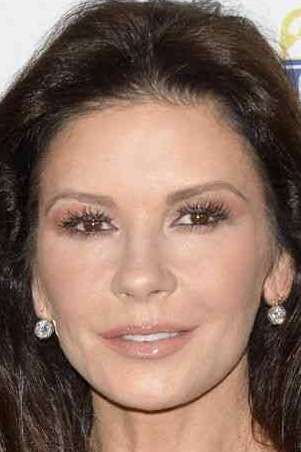 キャサリン・ゼタ=ジョーンズ激似のイケメン息子、性格も最高!スーツで母親をサポート