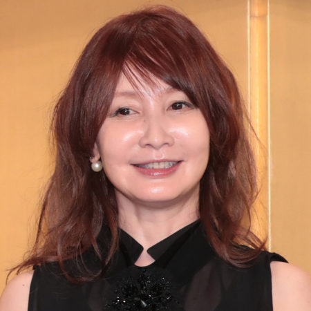 キャサリン・ゼタ=ジョーンズ激似のイケメン息子、性格も最高!スーツで母親をサポート