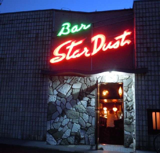 彼氏がいるのに、夜一人でBarへ飲みに行くのは非常識ですか?