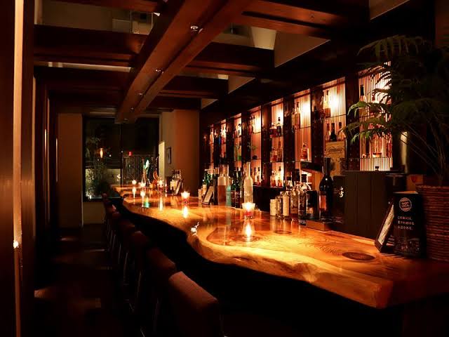 彼氏がいるのに、夜一人でBarへ飲みに行くのは非常識ですか?