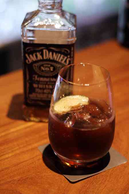 彼氏がいるのに、夜一人でBarへ飲みに行くのは非常識ですか?