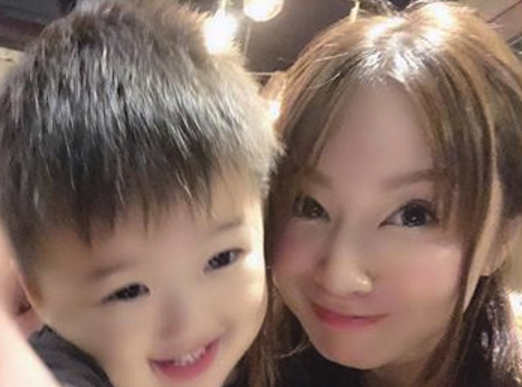 鈴木亜美（37）、デビュー21周年を迎えた近影に驚きの声　「ほんと変わらない」