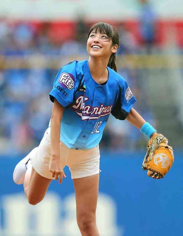 『めざましどようび』の岡副麻希アナ、さらに日焼けして「暗闇と同化しませんか？」の声
