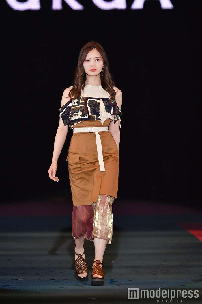 白石麻衣『anan』表紙＆バックカバーをジャック　美しいウエストライン披露