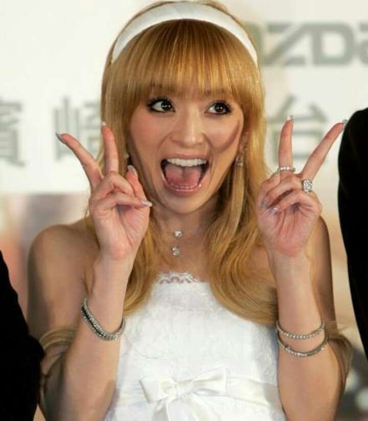 浜崎あゆみ、あの歌姫2人に寄せすぎていると批判殺到「髪型もメイクもパクリ」「これは意識しすぎ」