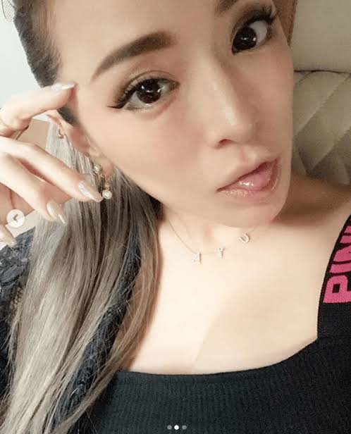 浜崎あゆみ、あの歌姫2人に寄せすぎていると批判殺到「髪型もメイクもパクリ」「これは意識しすぎ」