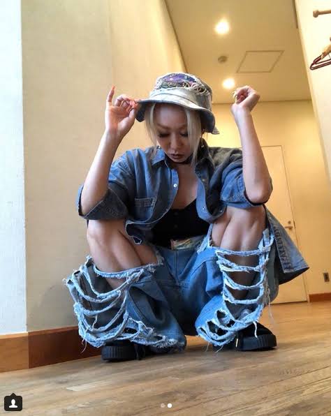 浜崎あゆみ、あの歌姫2人に寄せすぎていると批判殺到「髪型もメイクもパクリ」「これは意識しすぎ」