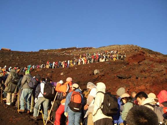 「ベンチに座らないで！」登山初心者が戸惑う山小屋主人の対応