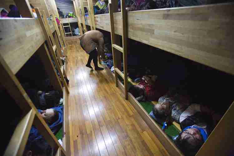 「ベンチに座らないで！」登山初心者が戸惑う山小屋主人の対応