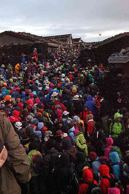 「ベンチに座らないで！」登山初心者が戸惑う山小屋主人の対応