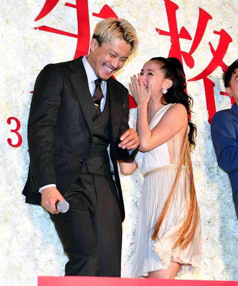 山田優、「背中も美人！」背中がざっくり開いたワンピース姿が大反響