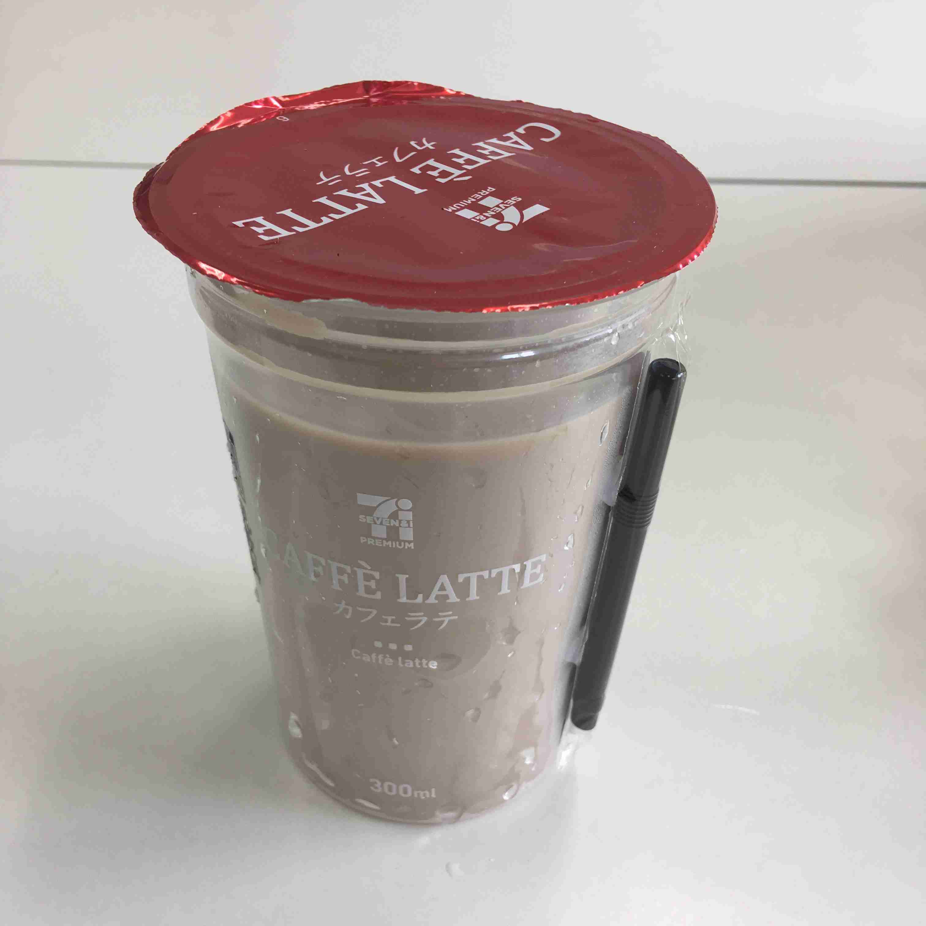 テイクアウトのアイスコーヒーを飲んだ後に捨てるときどうしてますか？