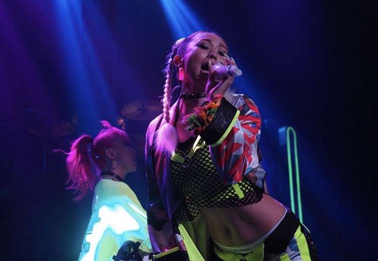 倖田來未、美腹筋際立つステージ衣装のオフショット公開し反響「腹筋ヤバイね」「ママには見えん」