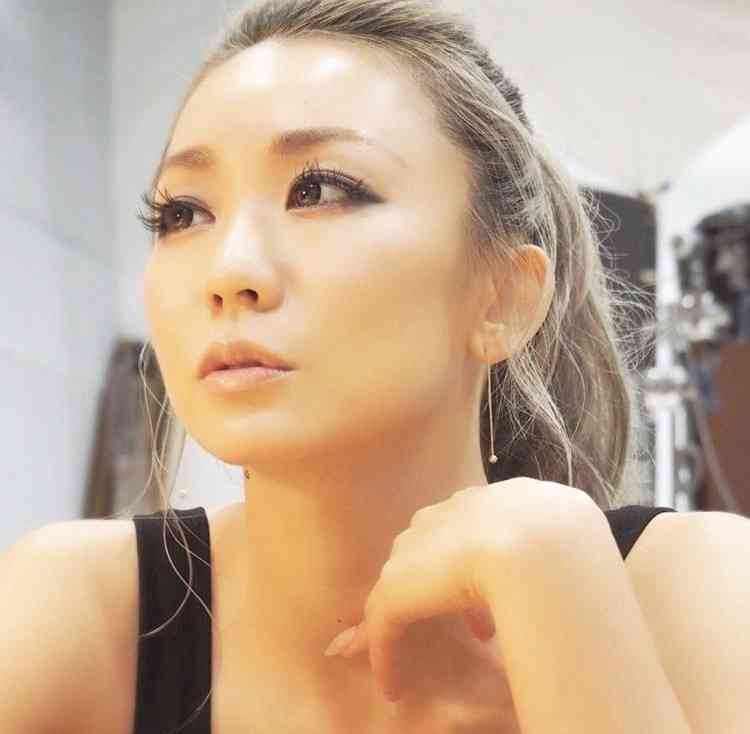 倖田來未、美腹筋際立つステージ衣装のオフショット公開し反響「腹筋ヤバイね」「ママには見えん」