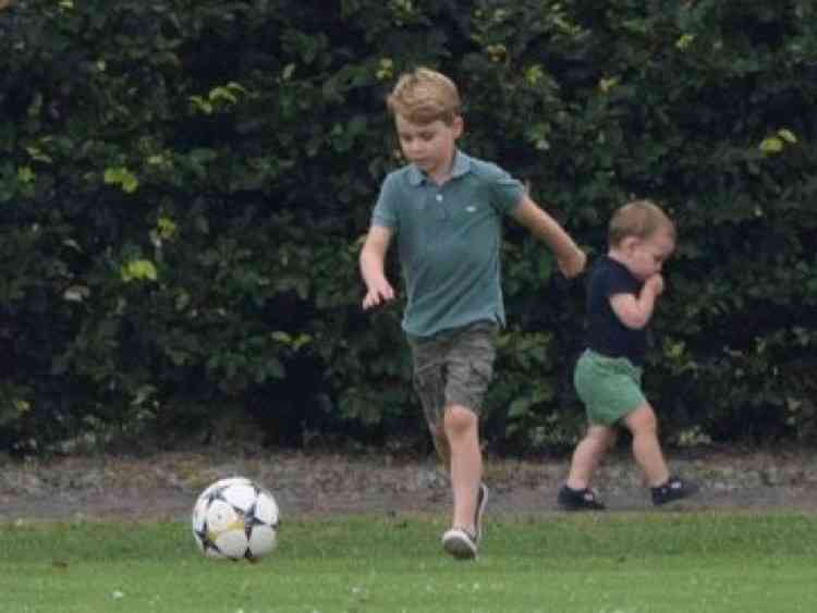 ジョージ英王子が6歳に、イングランド代表のユニフォーム姿公開