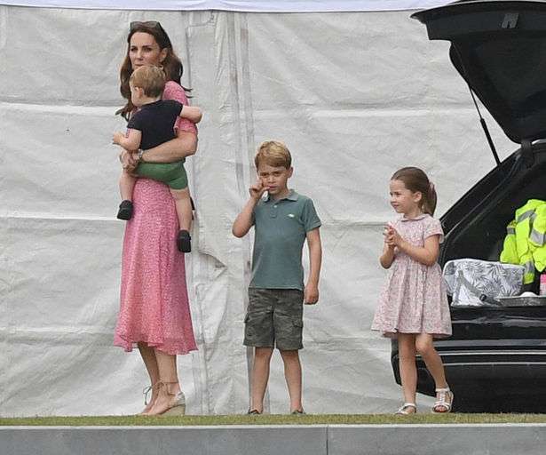 ジョージ英王子が6歳に、イングランド代表のユニフォーム姿公開