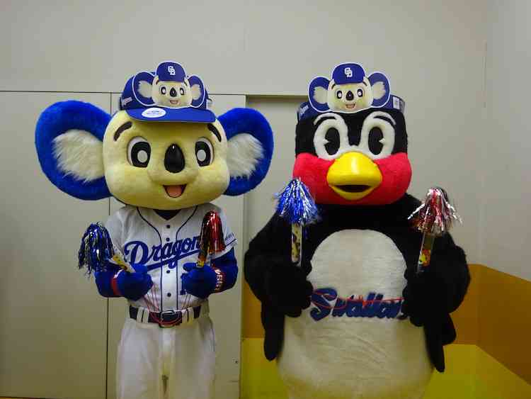 つば九郎とドアラを交互に貼り、時々 他球団マスコットが貼られるトピ