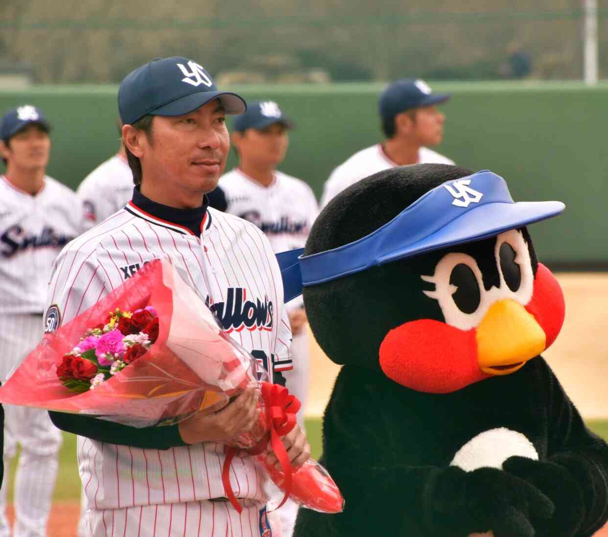 つば九郎とドアラを交互に貼り、時々 他球団マスコットが貼られるトピ