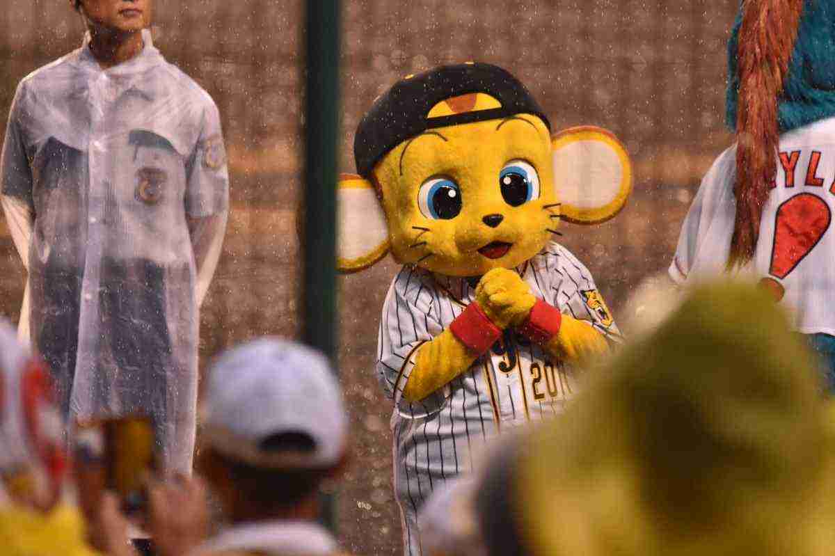 つば九郎とドアラを交互に貼り、時々 他球団マスコットが貼られるトピ