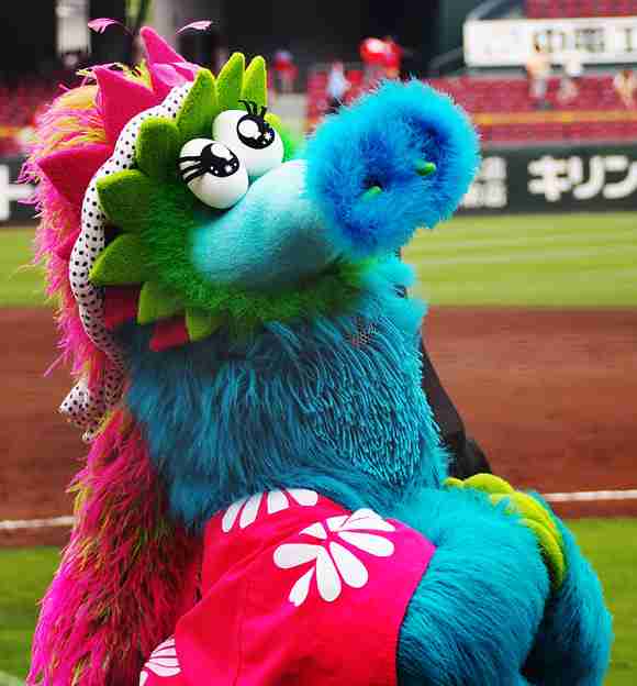 つば九郎とドアラを交互に貼り、時々 他球団マスコットが貼られるトピ