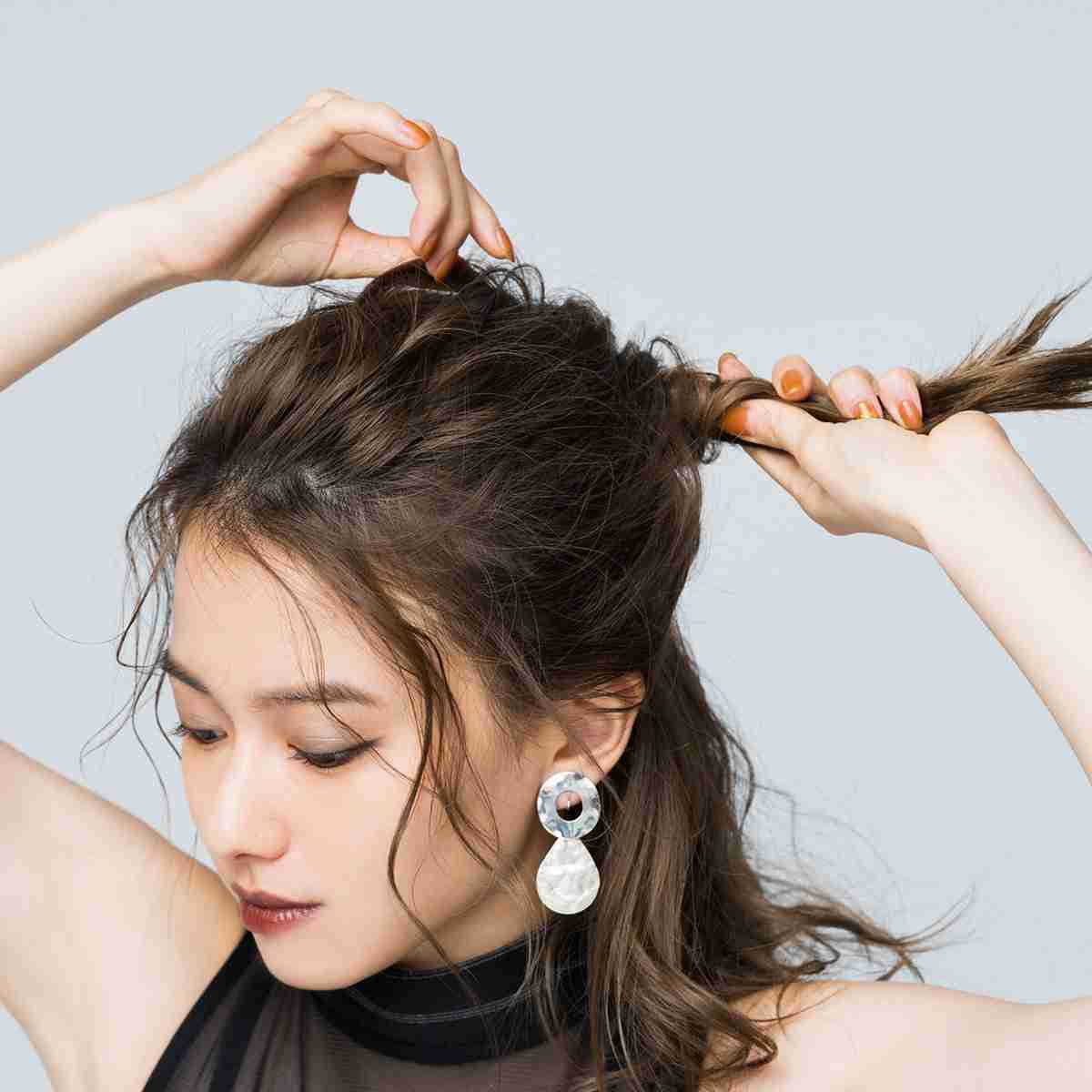 山本舞香、大胆ドレスで美脚＆美背中披露 初“オン眉”ヘアが可愛い＜東京喰種 トーキョーグール【S】＞