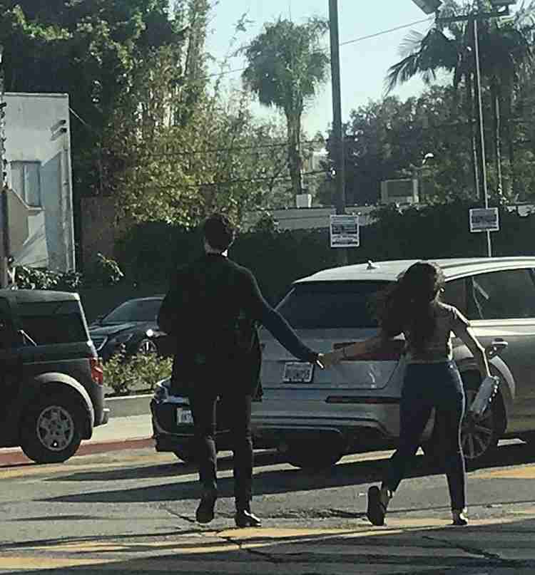 ショーン・メンデス&カミラ・カベロに交際説再び 手を繋ぎショーンの自宅へ