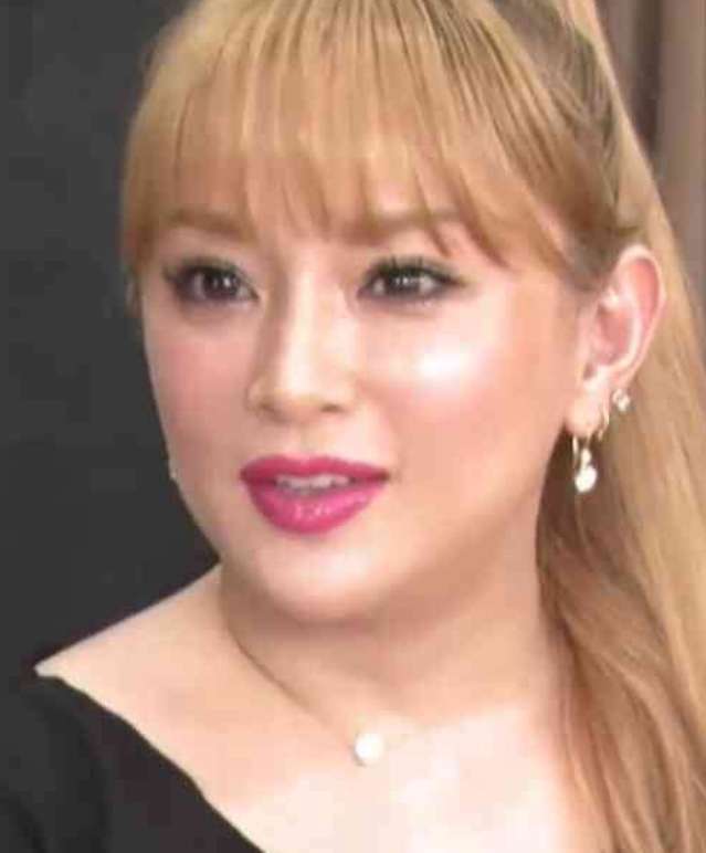 浜崎あゆみ、ハワイでの美脚ショット公開に「何しても可愛い」「マックが高級に見える」