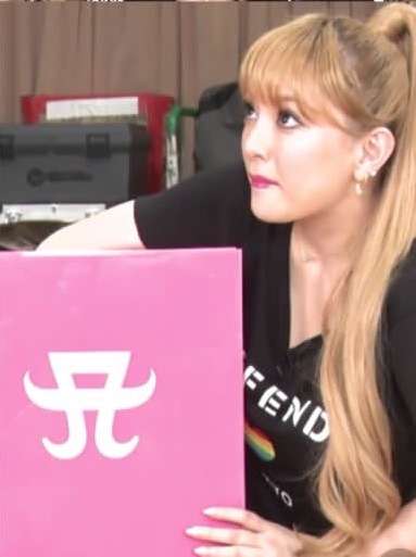 浜崎あゆみ、ハワイでの美脚ショット公開に「何しても可愛い」「マックが高級に見える」