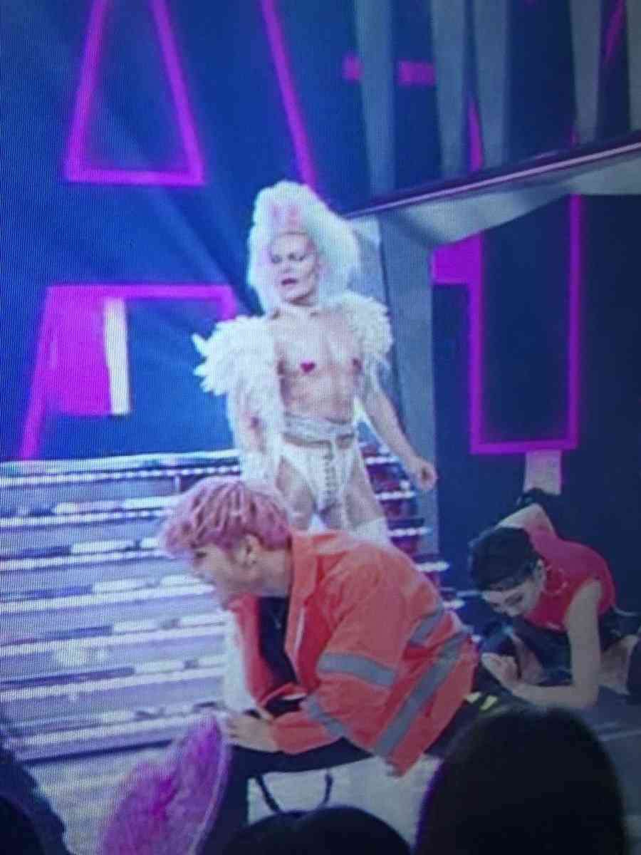 浜崎あゆみ、ハワイでの美脚ショット公開に「何しても可愛い」「マックが高級に見える」