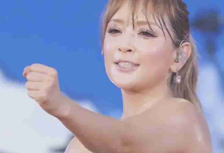 浜崎あゆみ、ハワイでの美脚ショット公開に「何しても可愛い」「マックが高級に見える」