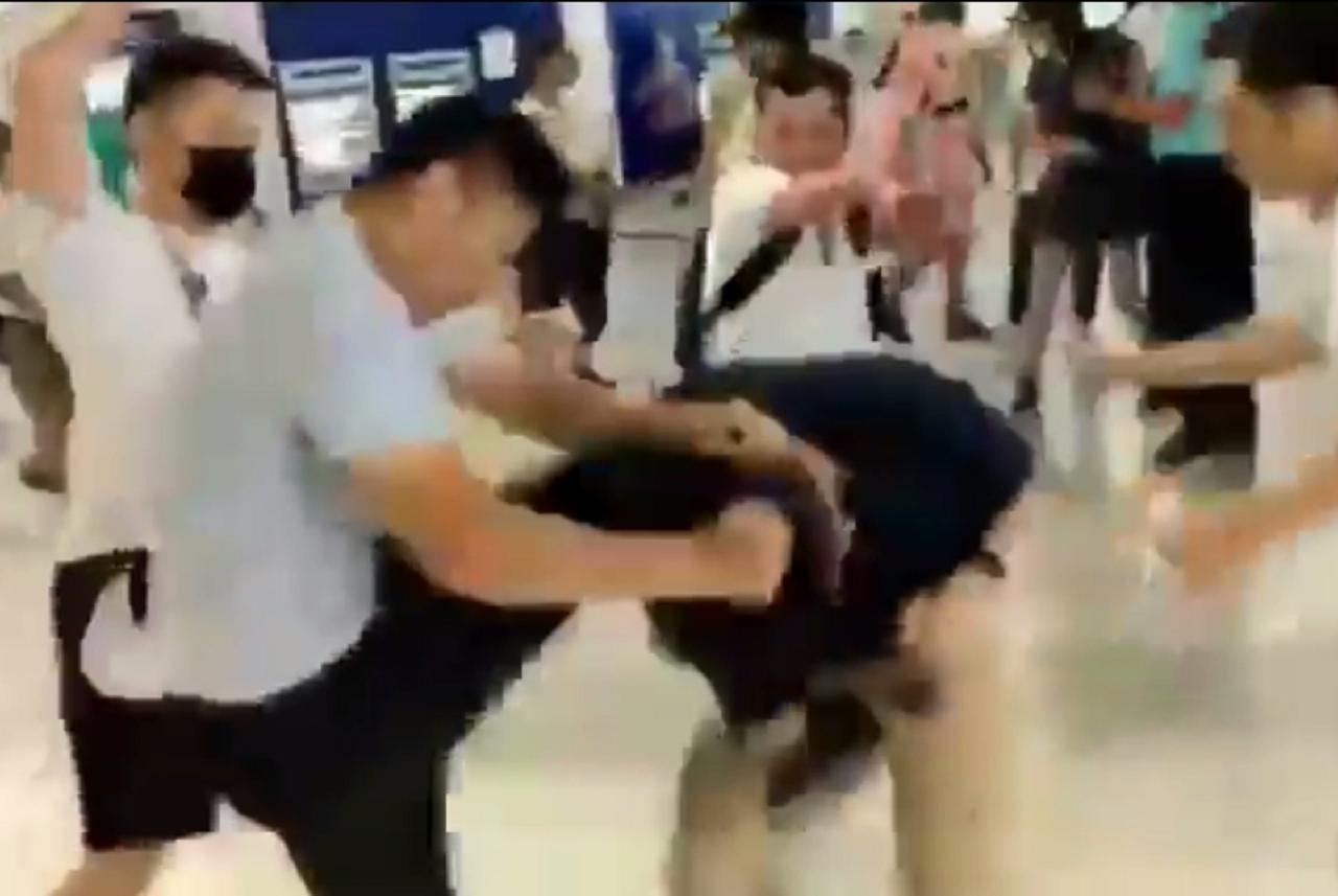 【香港デモ】香港の駅を覆面集団が攻撃、通勤客を殴る　45人が負傷