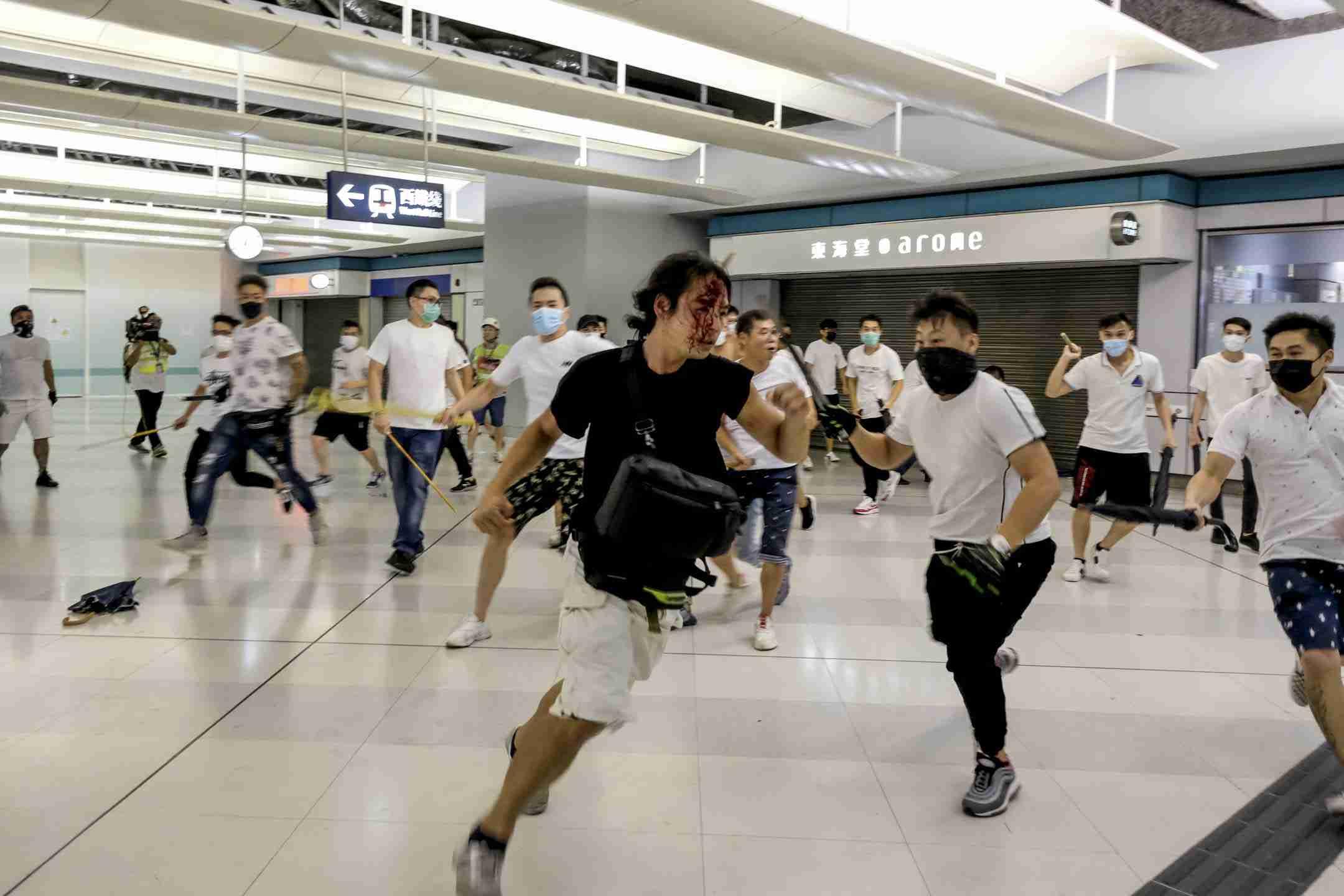 【香港デモ】香港の駅を覆面集団が攻撃、通勤客を殴る　45人が負傷