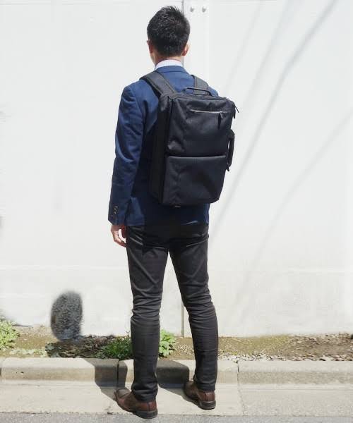 スーツにリュックの男性はアリですか?